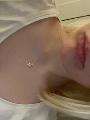 Silverhalsband med kvinnosymbol  - Snyggt och tunt silverhalsband med en liten kvinnosymbol som hänge. Jätte snyggt, älskar verkligen detta halsband🥹 