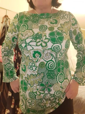 Retro-style long-sleeved top from Blackberry  - Unique retro style top which gives you a great 90s feeling. Eye-catching motives for stend up, but not disturbingly... Excellent material,  in very good condition. Size 12/14. Measurements on pictures. 