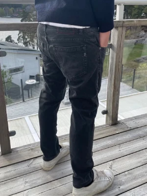 Dondup jeans George  - Säljer dessa svarta jeans från dondup i modellen George. Jeansen är i storlek 33. Knappt använda, skick: 9/10. Pris ej hugget i sten, skriv gärna vid frågor.