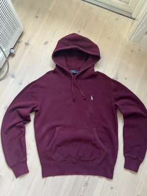 Polo Ralph lauren hoodie  - Det Ralph lauren hoodie i färgen vinröd🍷 väldigt bra skick🤩 pris är ej hugget i sten🙌 tveka inte att ställa frågor🤝