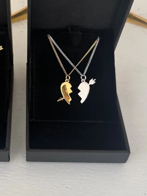Heart necklace  -  Två matchande silver och guld halsband med delade hjärthängen – perfekta att dela med en vän eller partner. Halsbanden är 100 % rost- och nickelfria. Kedjorna är 40 cm långa men kan förlängas med ytterligare 5 cm. Hör gärna av dig om du har några frågor ☺️