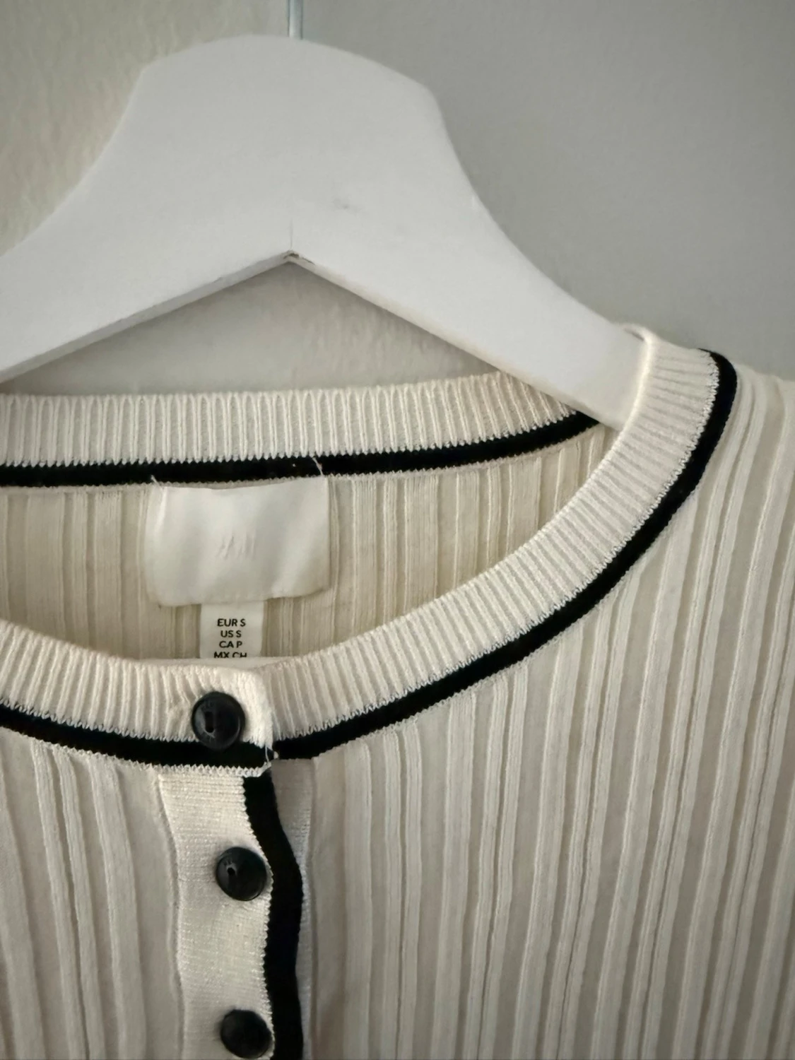 Vit ribbad tröja med svarta detaljer H&M - 1