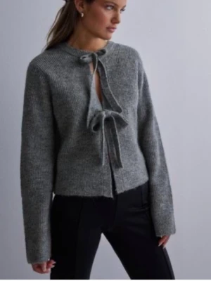 Stickad tröja  - Jättesöt fin stickad tröja från Nelly med rosetter, använd ett fåtal gånger, storlek XS, nypris 559kr 