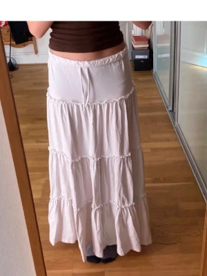Vit långkjol med volang - Vit långkjol med volangdetaljer från bikbok🤍 lånade bilder!