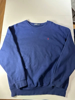 Mörkblå Ralph Lauren sweater - Tja den är i mycket bra skick i storlek Xl/L från Ralph Lauren