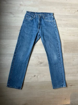 Blåa Vintage Relaxed Ralph Lauren Jeans W31 L32 - Fina Ralph Lauren Jeans i blå färg. Jeansen är i mycket bra skick och sparsamt använda. |  Äkta som allt annat jag säljer! ✅ |  Storlek: W31 | Skick: Mycket Bra Skick - (SE SISTA BILD) | Färg: Blå | Märke: Ralph Lauren Modell: Jeans |  Hör gärna av dig vid frågor så svarar jag så fort jag kan! 😁|   (Sku - 59)