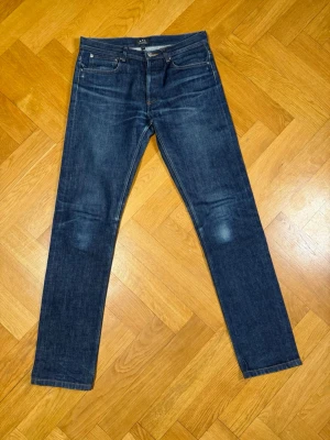 Apc petit standard dry selvage jeans  - Skit snygga dry selvage jeans ifrån apc storlek 29 och i jättebra skick minimala tecken på användning 