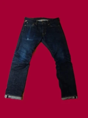 Ralph Lauren selvedge denim  - Säljer ett par mörkblå jeans med raka ben och klassisk femficksmodell. Jeansen har uppvikta benslut och tydliga kontrastsömmar. Perfekta till en avslappnad streetstil och passar till det mesta. Materialet är kraftig denim i bomull.