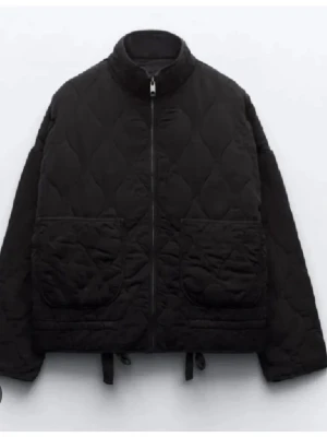 SVART ZARA JACKA🖤🖤🖤 - Säljer min svarta snygga jacka från Zara🖤 Använd men i bra skick. Säljer då jag inte använder den längre. Storlek S, lite oversized. Skriv om ni har några frågor🖤🖤