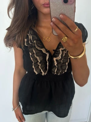 Volangtopp med spets - Så söt volangtopp med svart och rosa spets! Jag är 168 och det är mina bilder, köp via köp nu direkt eller Swish, kvar tills markerad som såld 💖 