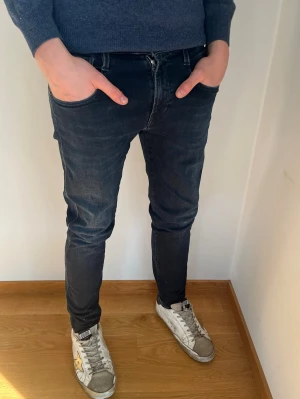 Mörkblåa Replay Jeans  - Säljer ett par klassiska blå slim fit jeans från replay med fem fickor och snygga slitningar. Storlek står nedan.  Perfekt nu till våren! Hör av er vid frågor! 