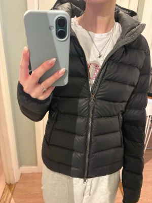 Svart colmar jacka - Säljer min colmar jacka i storlek 40 pga att den inte kommer till så mycket användning längre. Relativt välbehållen men finns lite defekter så som på märket, men det är inget som syns när man bär jackan.