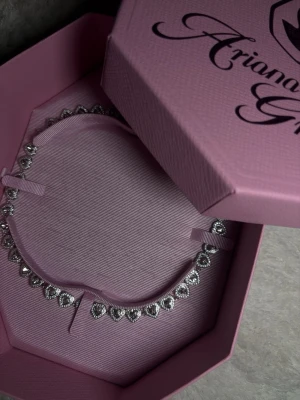 Swarowski halsband x Ariana grande  - Äkta Swarowski halsaband från Ariana grandes serie fint skick inget att anmärka på! Det är små hjärtan och är ett tennis necklace! Jätte vackert ny pris ca 3.300kr jag säljer min för 1.500kr priset kan diskuteras då jag tyvärr inte har lådan till den kvar! 
