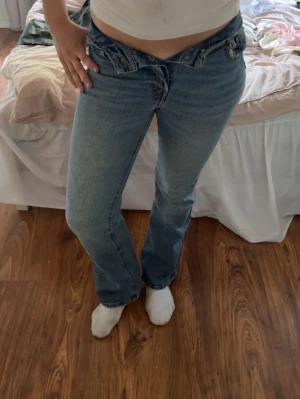 Ljusblå bootcut jeans med låg midja - Säljer att par blåa bootcut jenas men låg midja. Använt fåtal gånger.