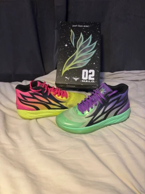 PUMA MB.02 Rick and Morty LaMelo Ball - Säljer mina basket skor då jag inte spelar mer, det är ett par unika och väldigt efterfrågade skor då den kända spelaren LaMelo Ball gjorde en collab med den kända serien Rick and Morty, nypris 3500kr 