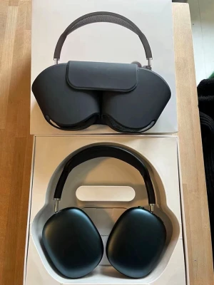  AirPods Max Midnight black - Säljer dessa super snygga midnight black hörlurar i AirPods Max-modell. Sitter riktigt skönt och ser otroligt snygga ut. Helt nya och funkar perfekt med Bluetooth till mobilen. Pris: 1499 kr 