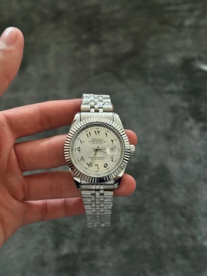 Helt Ny Seiko Mod Klocka - Säljer denna helt nya Seiko Mod klockan med vit urtavla och Arabic dial  Klockan har en batteridriven Quartz movement, Vid fler frågor eller funderingar skicka gärna ett pm, Mvh