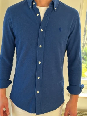 Blå featherweight mesh skjorta från Ralph Lauren  - Fint skick! Strl xs Hör av dig vid frågor! 