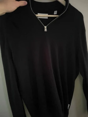 Half zip tröja  - Svart half zip tröja som är alldrig andvänd nypris 180 mitt 100kr, säljer för de va Inter riktigt min stil storlek M herr, märke only sons, 