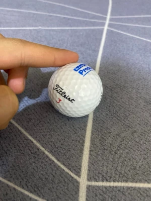Titleist Pro V1 vit golfboll - En vit golfboll från Titleist, modell Pro V1, med nummer 3 i rött. Bollen har rund form och dimple-mönster för bättre flyg och känsla. Tillverkad i slitstarkt material och perfekt för dig som gillar golf.