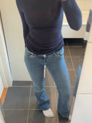 Intimissimi tröja  - Snygg mörkblå långärmad topp med tight passform. Toppen är enkel och stilren, perfekt att matcha med jeans eller kjol. Materialet känns mjukt och stretchigt, vilket gör den bekväm att bära hela dagen.