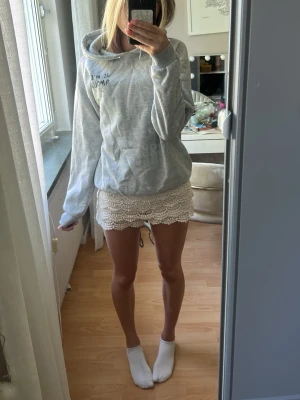 Hoodie - Säljer en jättefin grå hoodie med tryck på ryggen å bröstet❣️säljer då den aldrig används längre tyvärr!!