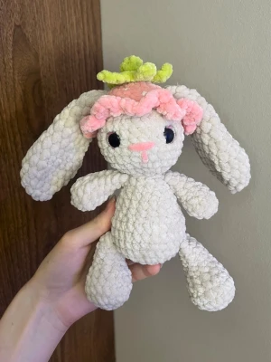 Virkad kanin - Virkad kanin med en jordgubbshatt i mjukt garn, cirka 22cm lång☺️ Perfekt att ge bort i present eller att ha själv som gosedjur eller prydnad💗