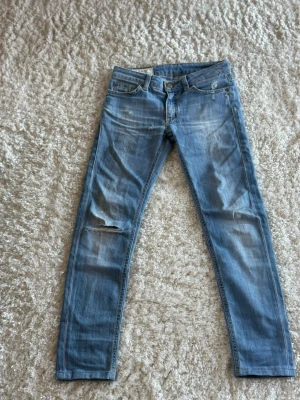 Dondup jeans. - Säljer ett fint par jeans från Dondup skinny. 🎨 🩵 Storlek 152cm Skick 10/10 Pris 499kr 