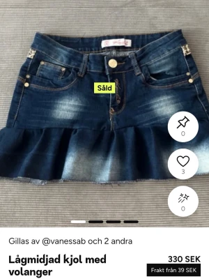Mörkblå jeanskjol med volang - Snygg lågmidjad jeanskjol i mörkblå denim med volang nedtill och leoparddetaljer vid fickorna bak. Kjolen har klassiska fickor fram och bak samt dekorativa sömmar. Perfekt för dig som vill ha en trendig och ungdomlig look.