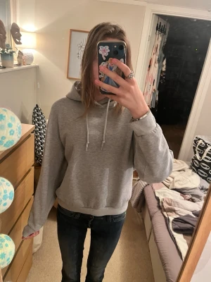 Hoodie - Säljer en grå basic hoodie. Den har används många gånger vilket har gett några noppror i mitten och längre ner men inget som förstör eller distraherar outfiten💕