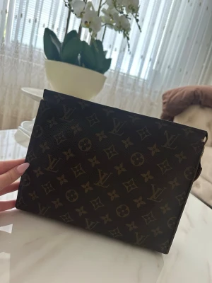 Louis Vuitton pochette/ clutch 26 - Köptes på Vestiaire collective och är 100% äkta, varan säljs pågrund av att jag vill köpa en ny i bättre skick. 