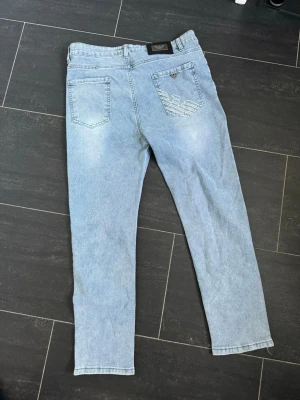 Ljusblåa Armani Jeans - Regular Fit - Helt nya ljusblåa Giorgio Armani jeans. Aldrig använda, helt nya och rena. Skickas så fort den blir såld. 