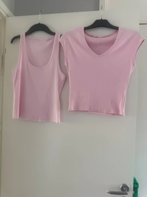 Två ljusrosa toppar strl XL men passar strl M  - Säljer två ljusrosa toppar, en ärmlös linnetopp med rund halsringning och en kortärmad topp med v-ringning. Båda är i mjukt material och perfekta för sommaren. Snygga att matcha till jeans eller kjol! Små i strl passar strl M linnet är helt nytt 