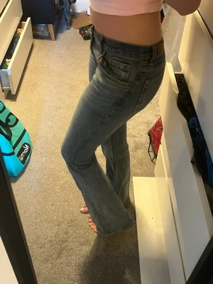 Subdued bootcut jeans med låg midja - Säljer dessa lågmidjade jeans från Subdued, köpta i Italien för 650kr. Ursprungligen hade jeansen slits men jag sydde igen den (se bild 6), inget man märker. Fin ljusblå färg!  Storlek 40 men passar dem som brukar ha 34-36/XS-S då jag brukar ha det annars.  Jag är 170cm lång🤍 Pris kan diskuteras!