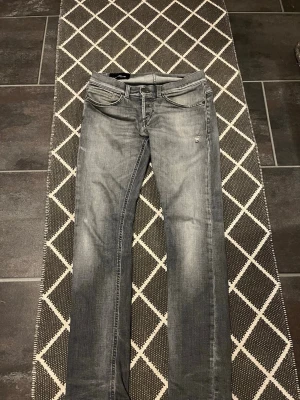 Dondup jeans 31  - Snygga jeans ifrån dondup med få slitningar, knappt använda storlek 31. Säljs pga att jag behöver mer plats i garderoben. Knappt tecken på användning förutom en defekt vid skrevet men som har sytts igen. Syns inte alls vid användning eller nåt man märker. Mått går att lösa 