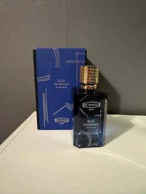 Ex Nihilo Blue Talisman EDP - Säljer nu denna pga att jag sparar pengar. Köpt på NK i Stockholm för 3275 kr. Ca 85-90ml kvar av flaskan (visas med pil på andra bilden). Bara att höra av dig vid frågor! 😀