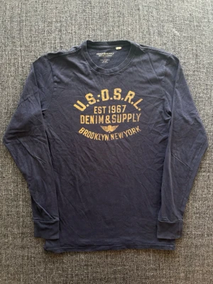 Denim&supply longsleeve ~ sällsynt  - Sjukt eftertraktad Denim & Supply longsleeve ~ vintage modell | st M | färg marinblå | klassisk passform | perfekt vintage piece | OBS kan gå ner lite i pris vid snabb affär! 🏄