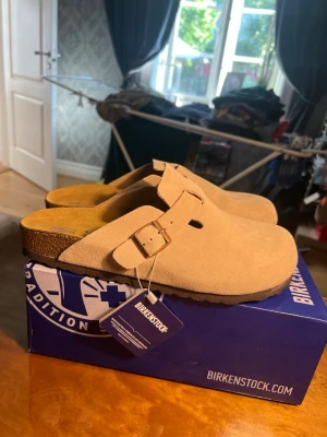 Birkenstock boston tofflor - Säljer ett par snygga beige Birkenstock bostons, helt nya och oanvända. KVITTOT FINNS SÅ BARA FRÅGA SÅ SKICKAS DE. 