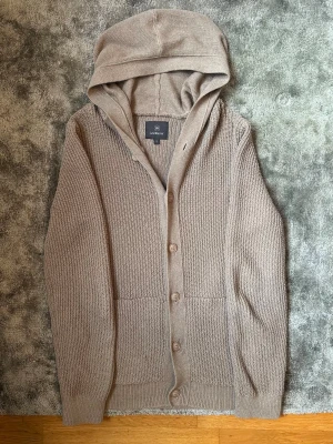 Less worries stickad hoodie - Snygg stickad beige hoodie från less wories. Passar till allt. Stolek S men sitter mer som M 