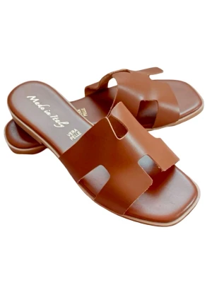 Slip-in sandaler i äkta fint läder ifrån Vera Pelle Toscana  - Snygga bruna slip-in sandaler i äkta läder med öppen tå och bred rem i modern design. Tillverkade i Italien av Vera Pelle med bekväm platt sula och stilren look. Perfekta för sommardagar och enkel att matcha med olika outfits. Storlek 38. 