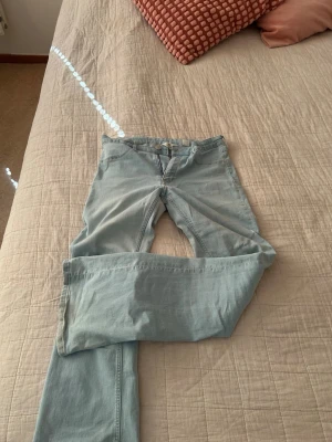 Ljusblå bootcut jeans - Säljer ett par ljusblå jeans! Jeansen har bälteshällor och dragkedjegylf. Perfekta för en avslappnad och trendig look🫐