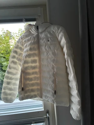 Tommy Hilfiger lättviktsjacka med huva - Tommy Hilfiger lättviktsjacka med huva i storlek S. Jackan är knappt använd, endast använd ett fåtal gånger och är i mycket fint skick. Inga hål, fläckar eller andra skador. Dragkedjor och fickor fungerar perfekt. Perfekt som vår-, höst- eller lätt vinterjacka. Nypris ca 2 200 kr. Säljs eftersom den inte kommer till användning.