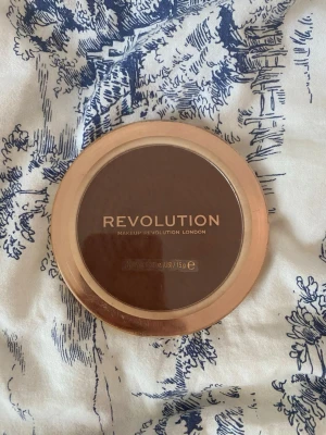 Revolution Mega Bronzer Dark - Säljer en Revolution Mega Bronzer i nyansen Dark. Testad 1 gång. Köpt för ca 80 kronor. Pris kan diskuteras!!