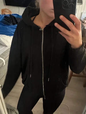 Svart zip hoodie med huva - Från hm, storlek S, passform XS-M. I mycket bra skick!