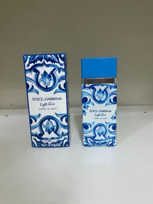 Light Blue Capri In Love Eau de Parfum 100ml - Light Blue Capri In Love Eau de Parfum 100 ml Dolce & Gabbana Endast testad  Fick den i present, men det är tyvärr inte min typ av doft. Därför säljer jag den vidare.  Jasminte: blommigt och subtilt Grönt äpple: krispigt och livfullt Longoza: kryddig och karismatisk 