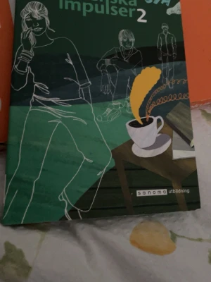 Svenska impulser 2 SVA kursbok - Säljer kursboken Svenska impulser 2 SVA från Sanoma Utbildning. Boken har ett grönt och svart omslag med illustrationer av personer och en kaffekopp. Perfekt för dig som läser svenska som andraspråk på gymnasiet.