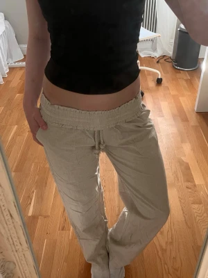 Linnebyxor Skagen Clothing - Snygga lågmidjade linnebyxor stl S från Skagen Clothing, skulle säga att de passar Xs oxå! Jag är 160 cm💕