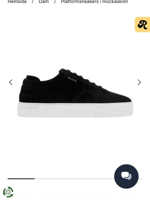Axel arigato skor dam - Stilrena svarta sneakers i mockaskinn från Axel Arigato med vit platåsula. Klassisk låg modell med snörning och diskret logga på sidan❤️