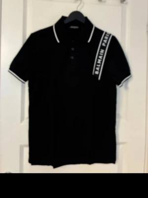 Balmain Pike Tröja - Mycket bra skick herr piké tröja som bara hänger i garderoben från BALMAIN i storlek S. 100% bomull. Äkta.