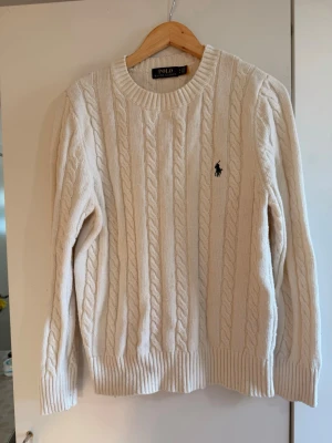 Vit stickad tröja Ralph - Väldigt nopprig, kan bli i bättre skick om man fixar upp den lite, kabelstickad tröja